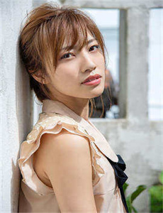 绿衣女子